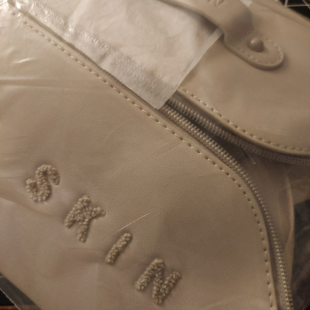 FENTY SKIN- Cosmetic Travel Make-Up Bag. Zippered Bag. New- Never Used - Picture 4 of 10
